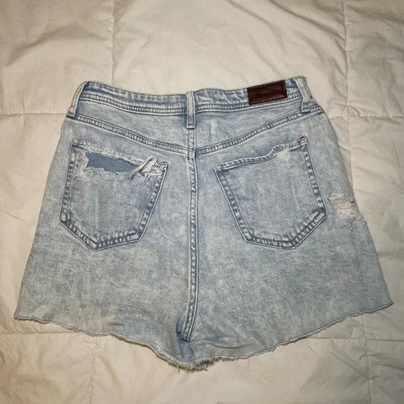 Hollister Button-up High-Waisted Distressed Denim Shorts Size 9 - Picture 3 of 10